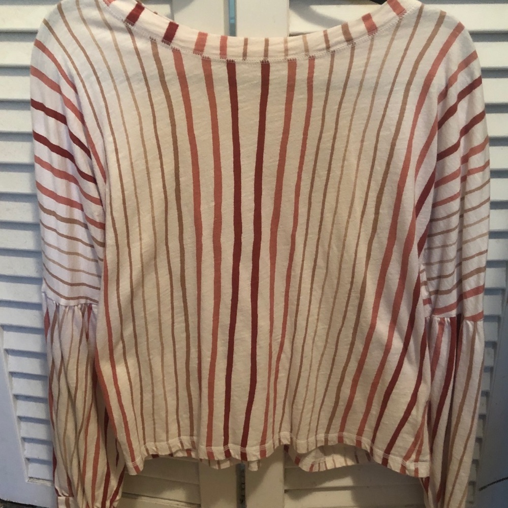 Billabong long sleeve Top. Sz L. Fits loosely. Great used condition.